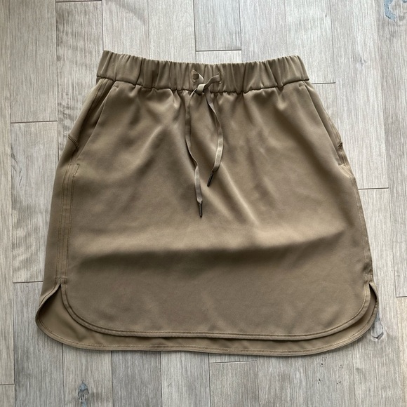 lululemon athletica Dresses & Skirts - Lululemon Athletica On The Fly Brown Tan Skirt Medium